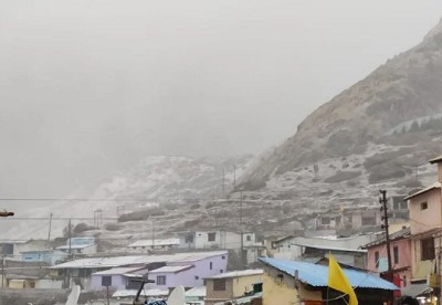 There are reports of snowfall in the high peaks of the state including Badrinath, Hemkund, Munsiyari and Dharchula in the early hours today.
