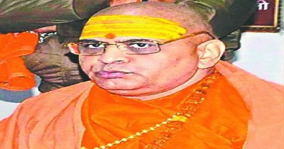 Swami Pragyanand was expelled from the post of Acharya Mahamandaleshwar.
