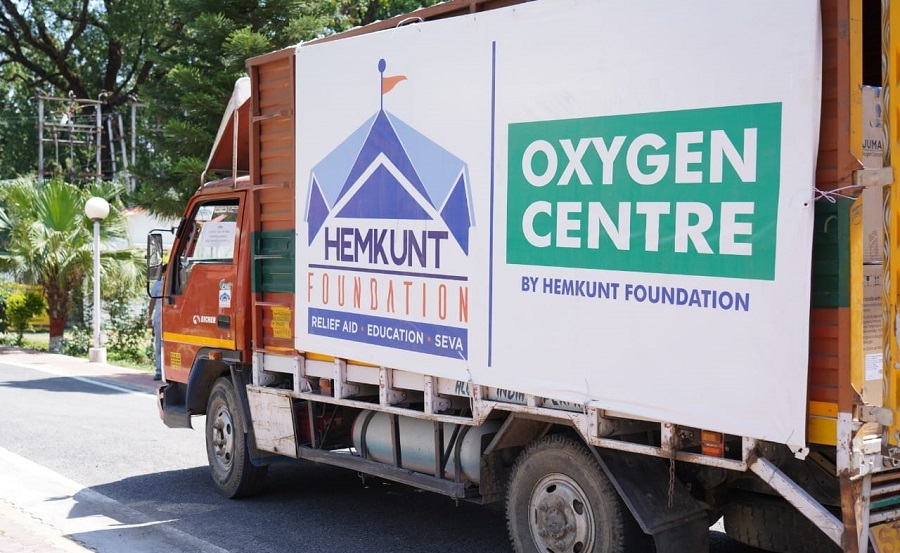 55 oxygen concentrators, 54 oxygen cylinders, PPE kits and other supplies were presented by Hemkunt Foundation.