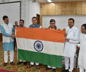 BJP National Spokesperson Dr. Sambit Patra handed over the tricolor to Chief Minister Pushkar Singh Dhami and BJP State President Mahendra Bhatt.