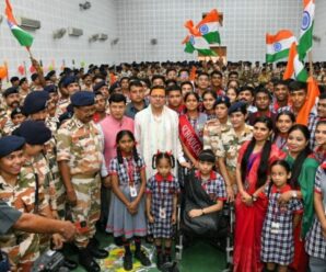 CM Pushkar Singh Dhami participated in the program organized on ‘Sankalp Diwas’, celebrated his birthday by cutting a cake among the students and soldiers.