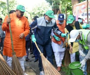 Seva Pakhwada – CM Dhami himself gave the message of cleanliness by sweeping the road.